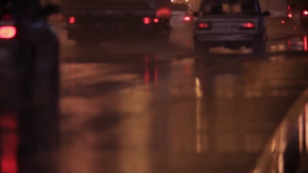 Bilar går på kvällen i regn ljud — Stockvideo