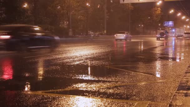 Los coches van por la noche bajo la lluvia — Vídeos de Stock