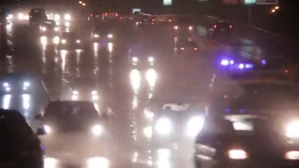 Auto's gaan 's nachts in de regen time-lapse — Stockvideo