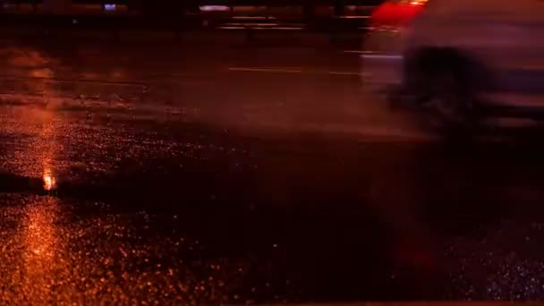 Los coches van por la noche en el lapso de tiempo de lluvia — Vídeos de Stock