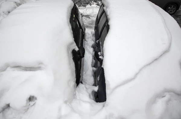 Машина под ледяной корой — стоковое фото