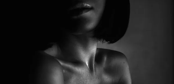 güzel kız dudak, boyun ve omuzlar