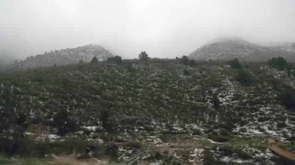 Bergstraßenblick aus dem Auto — Stockvideo