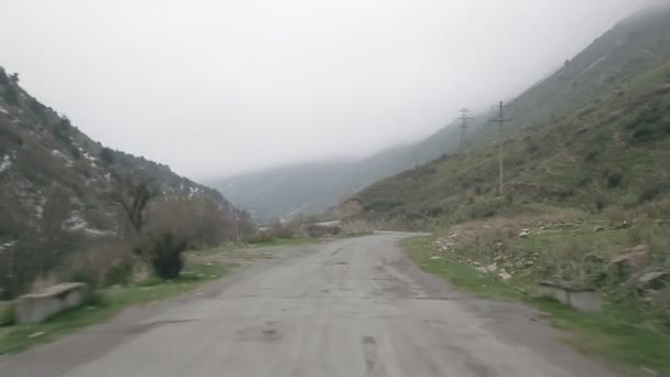 Vista de carretera de montaña desde el coche — Vídeos de Stock