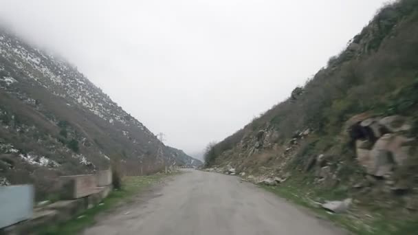 Vista de carretera de montaña desde el coche — Vídeos de Stock