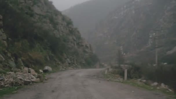 Bergstraßenblick aus dem Auto — Stockvideo