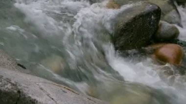 dağ Nehri ve su sesi