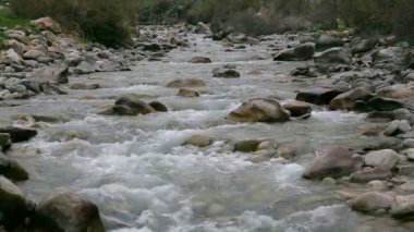 dağ Nehri ve su sesi
