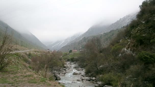 Bergfluss und das Rauschen des Wassers — Stockvideo