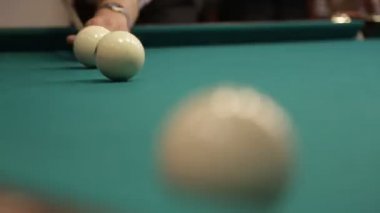 Bilardo topları vurmak