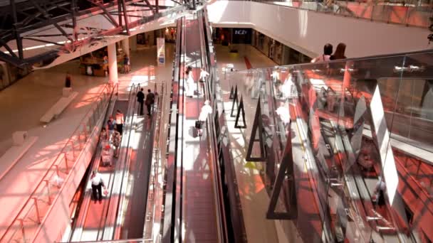 Escaleras mecánicas en el centro comercial — Vídeo de stock