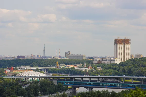 Vue depuis le pont d'observation Vorobyovy Gory — Photo