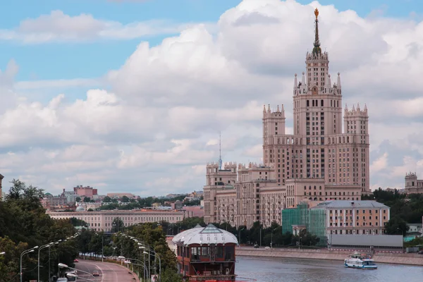 Небоскрёбная набережная Москвы — стоковое фото