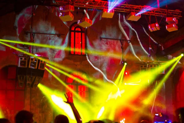 Konserde tezahürat yapan kalabalık