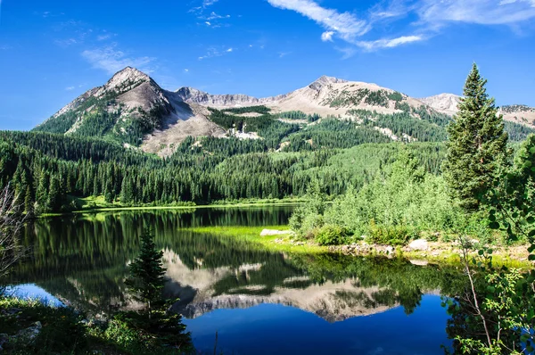 Montanhas e Lago de colorado — Fotografia de Stock