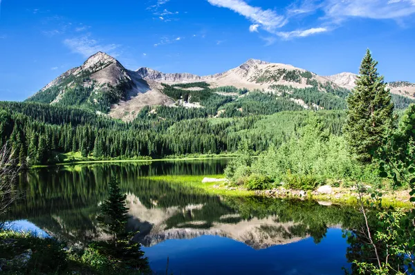 Montanhas e Lago de colorado Fotos De Bancos De Imagens