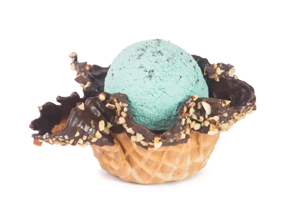 Gelato. gelato di gocce di cioccolato di menta su uno sfondo — Foto Stock