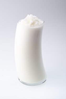 Beyaz arka plan üzerinde izole yoğurt