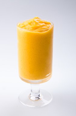 Mango yoğurt, üzerinde beyaz izole muzlu süt