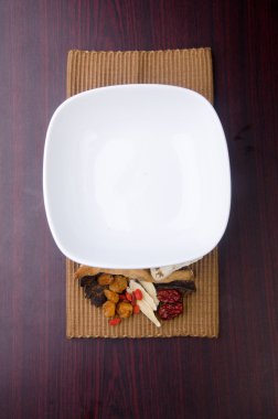 Arka planda Çin bitkisel ilaçları var.