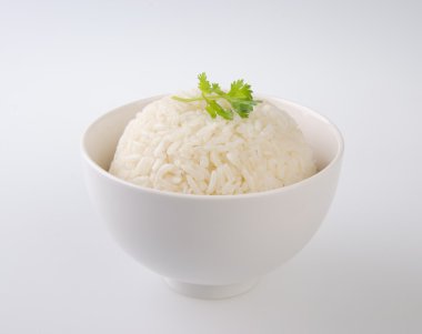 Beyaz arkaplanda pirinç izole