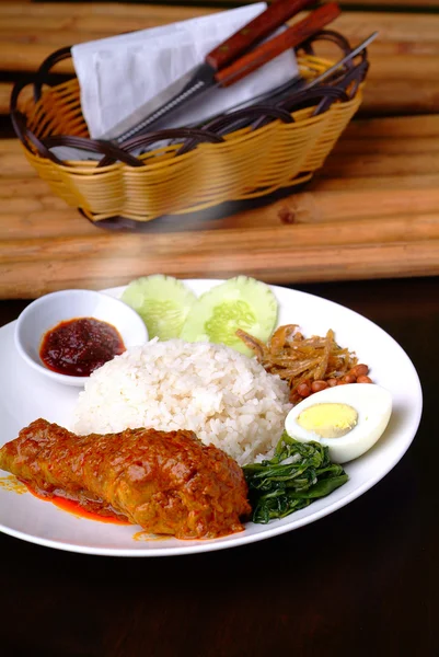 Plato de arroz picante malayo tradicional Nasi lemak — Foto de Stock