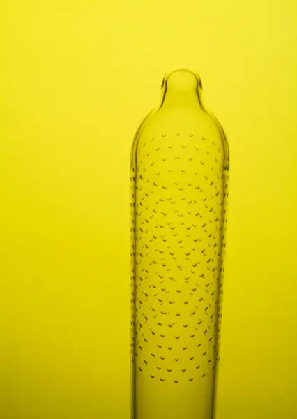 Хімічний скляний посуд з відображенням на фоні — стокове фото
