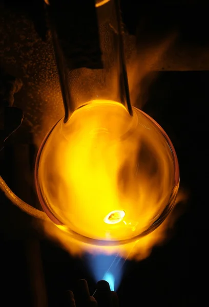 Kemiska glas med eld bakgrund — Stockfoto