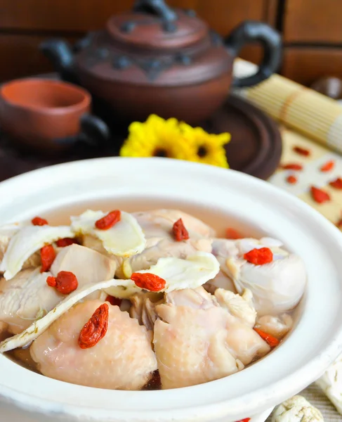 Kuře a bylinková polévka, čínské jídlo styl. — Stock fotografie