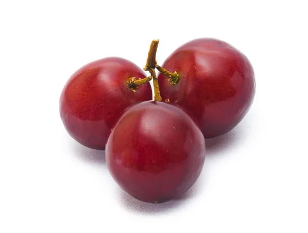 Красный виноград, выделенный на белом — стоковое фото