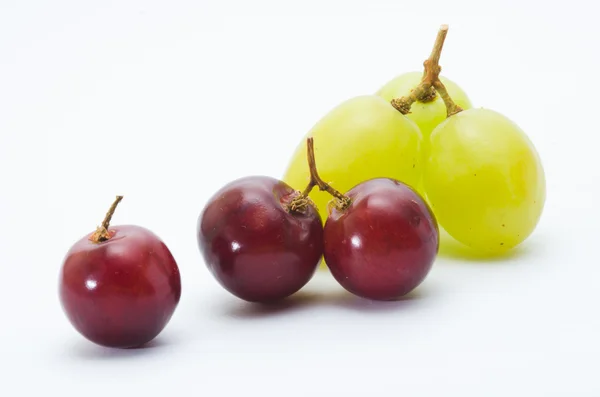 Rote und grüne Trauben isoliert auf weißen — Stockfoto