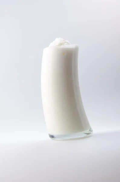 Yoghurt geïsoleerd op witte achtergrond — Stockfoto