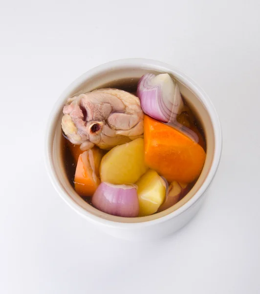 Hühner- und Kräutersuppe im Topf, chinesische Küche. — Stockfoto