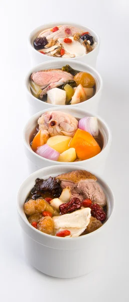 Kyckling och ört soppa i potten, kinesisk mat stil. — Stockfoto