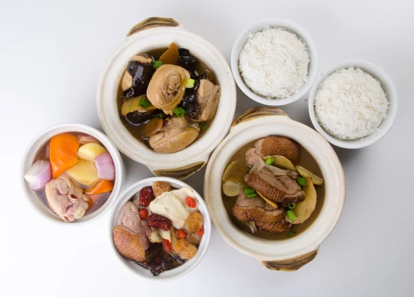 Куриный и травяной суп в горшке, китайский стиль питания . — стоковое фото