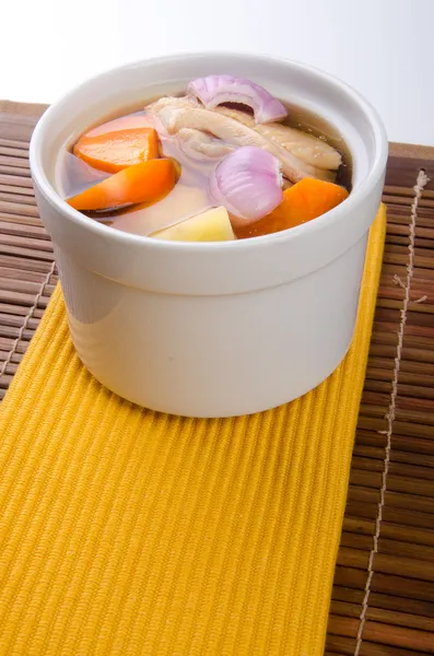 Hühner- und Kräutersuppe im Topf, chinesische Küche. — Stockfoto