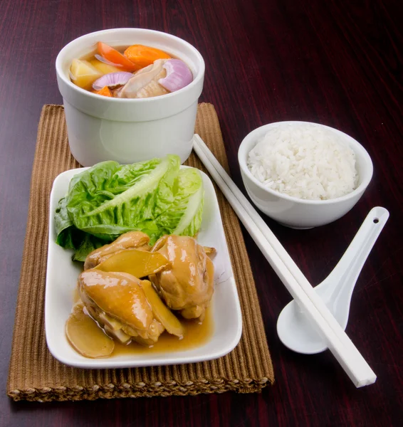 Chicken and herb soup in pot, Chinese food style. — Stock Photo, Image