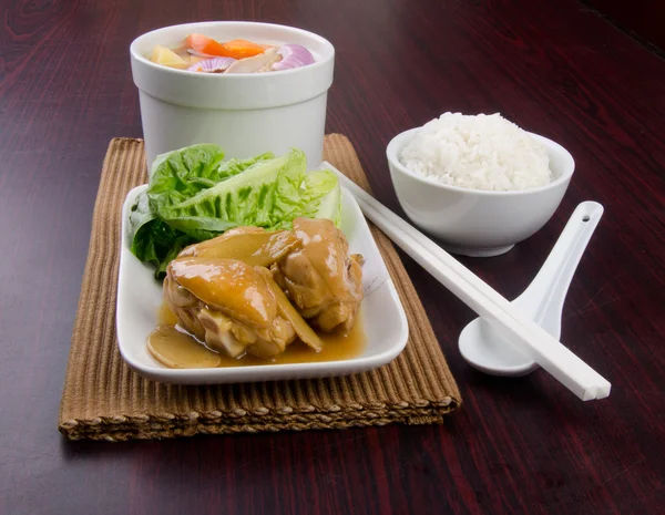 Куриный и травяной суп в горшке, китайский стиль питания . — стоковое фото