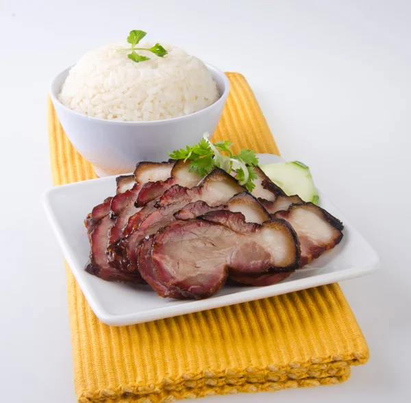돼지고기입니다. 바베 큐 돼지고기와 쌀과 파 삭 파삭한 돼지. — 스톡 사진
