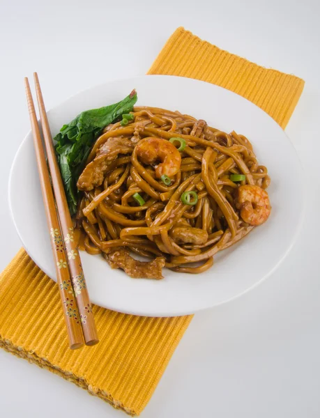 Nudeln. gebratene Nudeln mit Hühnchen — Stockfoto