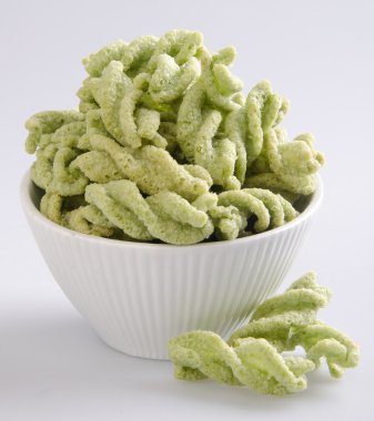 abur cubur, yeşil bezelye bir arka plan üzerinde snack.