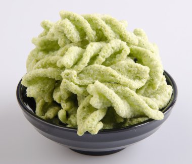 abur cubur, yeşil bezelye bir arka plan üzerinde snack.