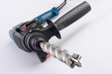 beyaz zemin üzerinde elektrik delme makinesi