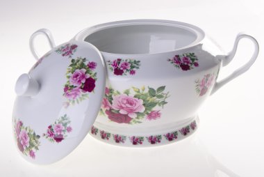 beyaz zemin üzerine seramik aranjman.