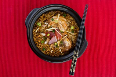 claypot tavuklu pilav. Asya gıda