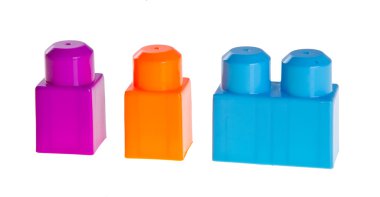 arka plan üzerinde plastik yapı taşları