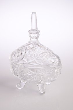 kristal cam kase beyaz zemin üzerine.