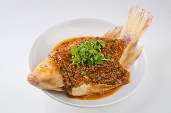 Du poisson. poisson cuit à la vapeur style chinois — Photo