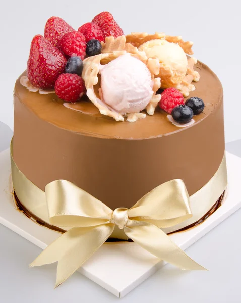 Gâteau, Gâteau de crème glacée sur fond — Photo