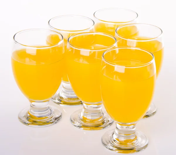 Φρούτα ποτό στα ποτήρια σε λευκό — Φωτογραφία Αρχείου
